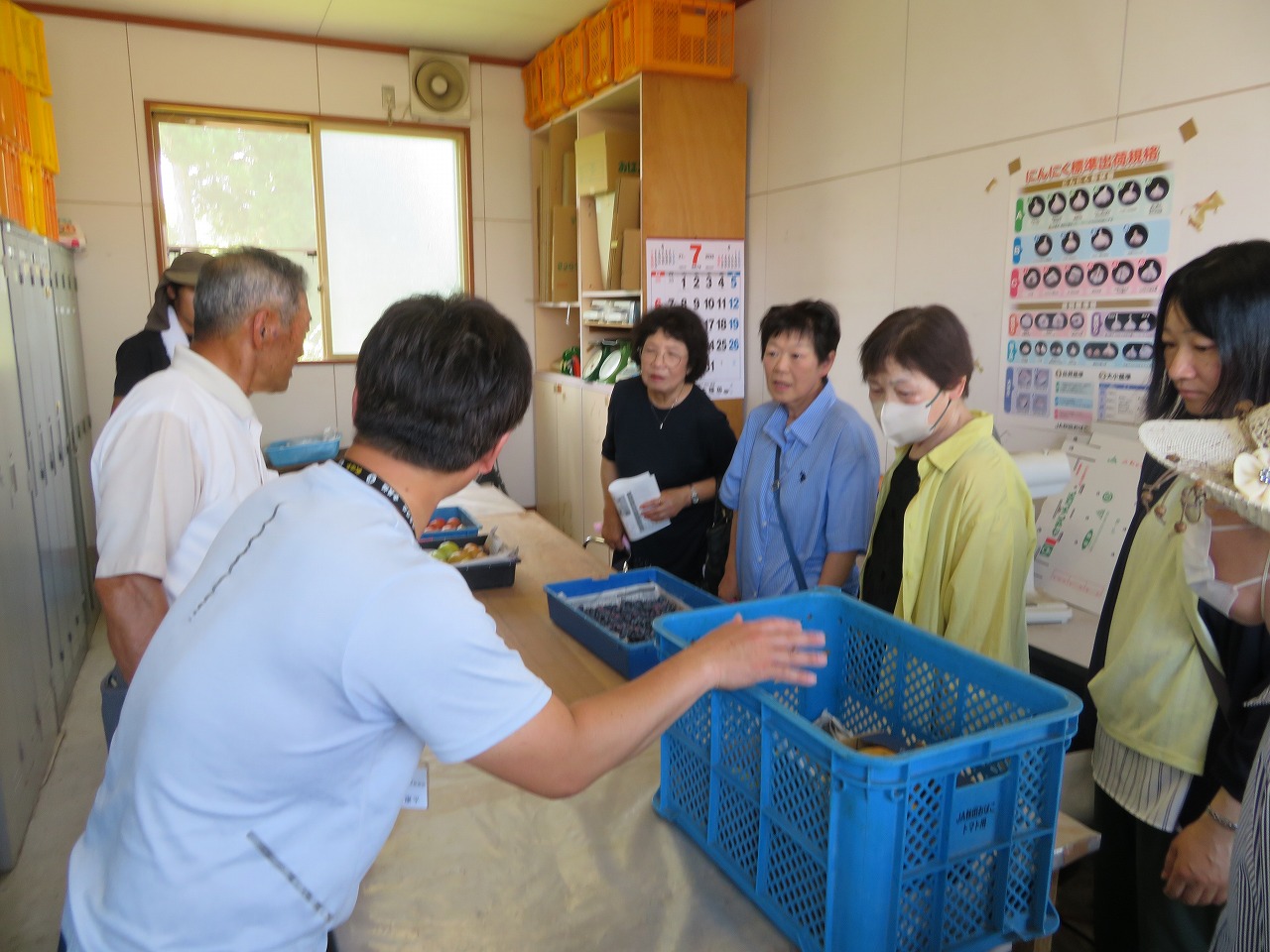 屋内で職員から説明を受ける斉内集落会の方々