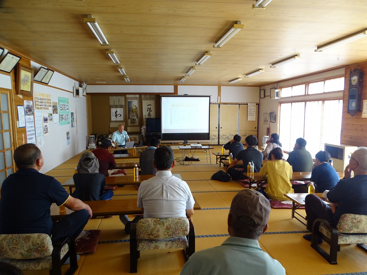 地元集落会館で農業機械の危険性について学ぶ研修生