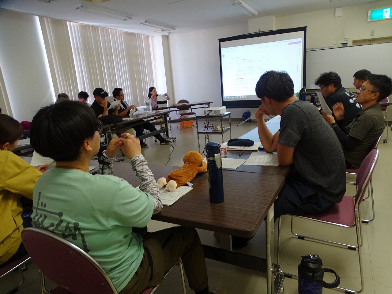 補助事業について話を聞く研修生