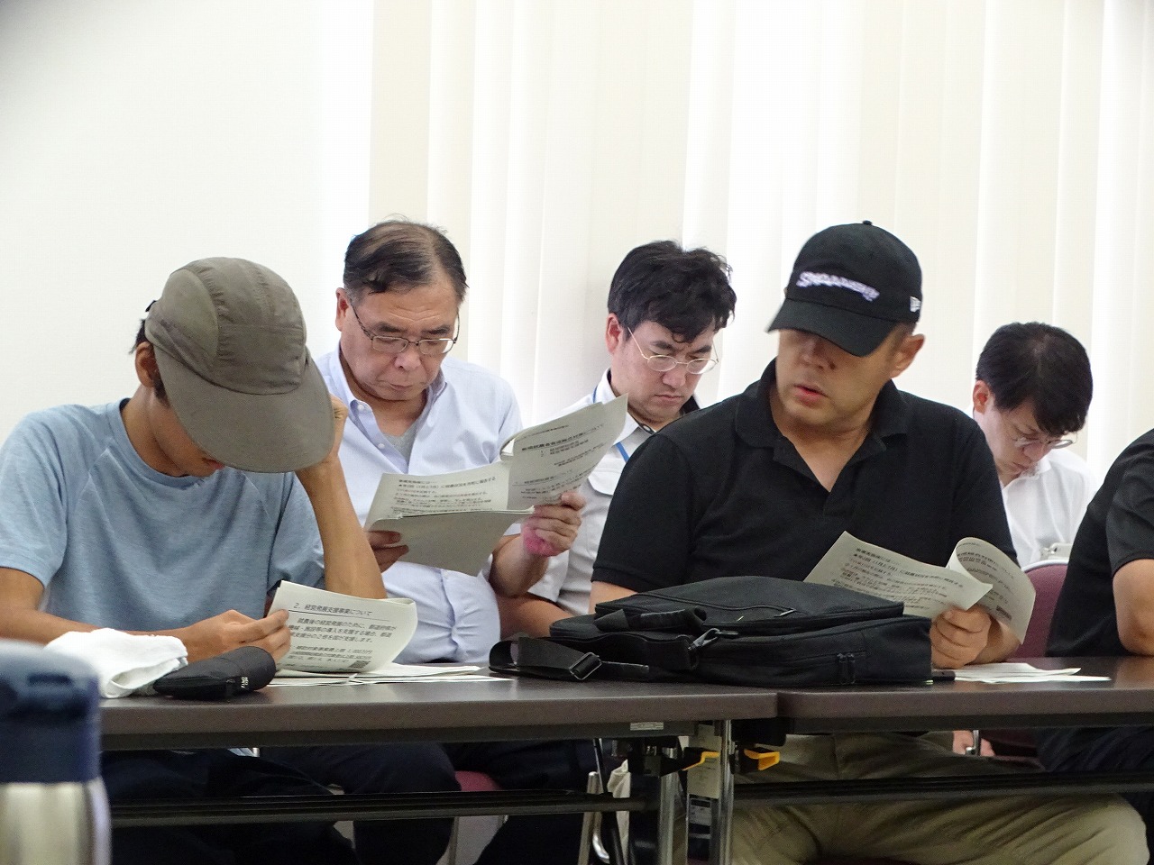 資料を熟読する研修生