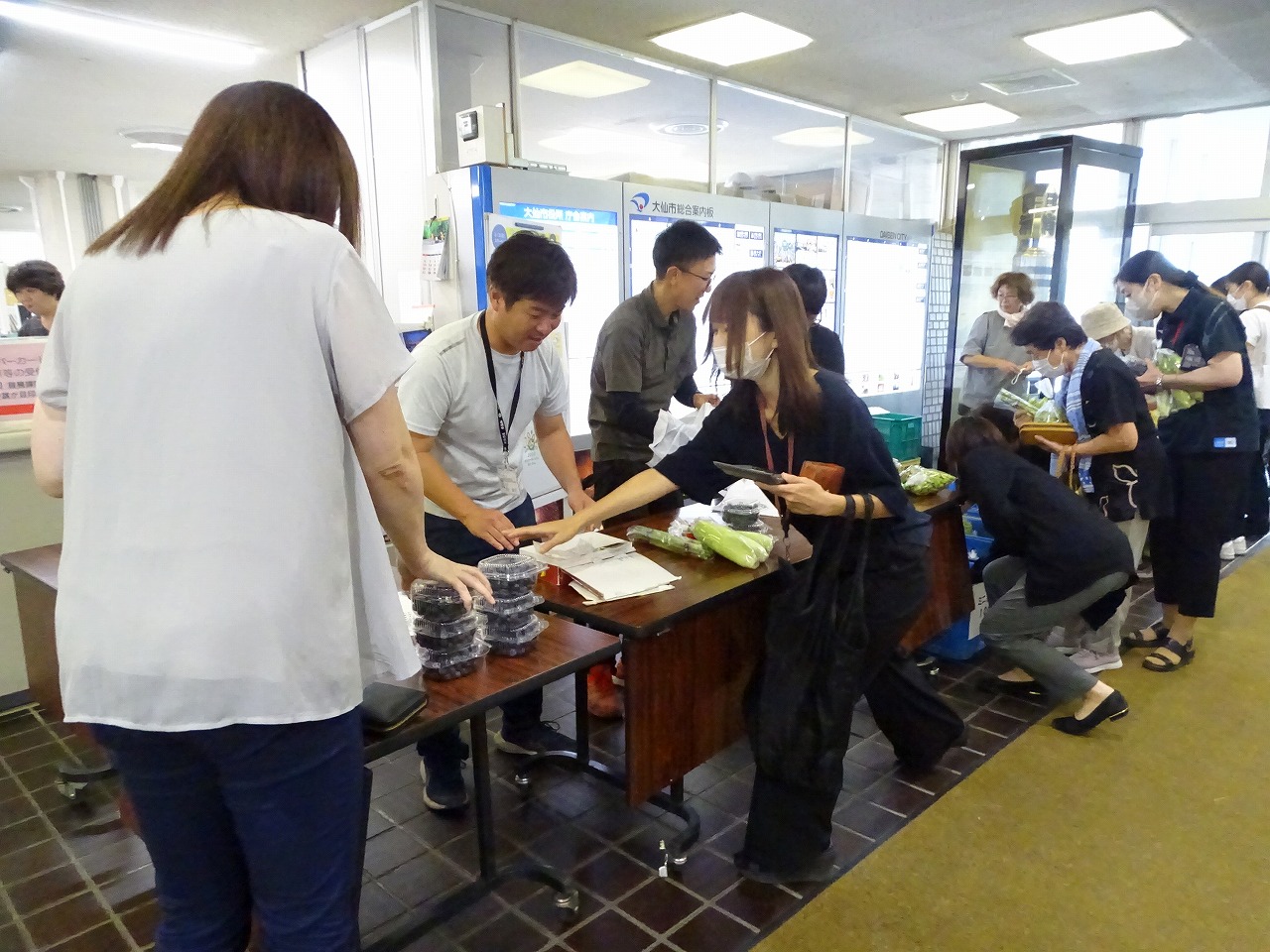 農産物をたくさん購入するお客さん