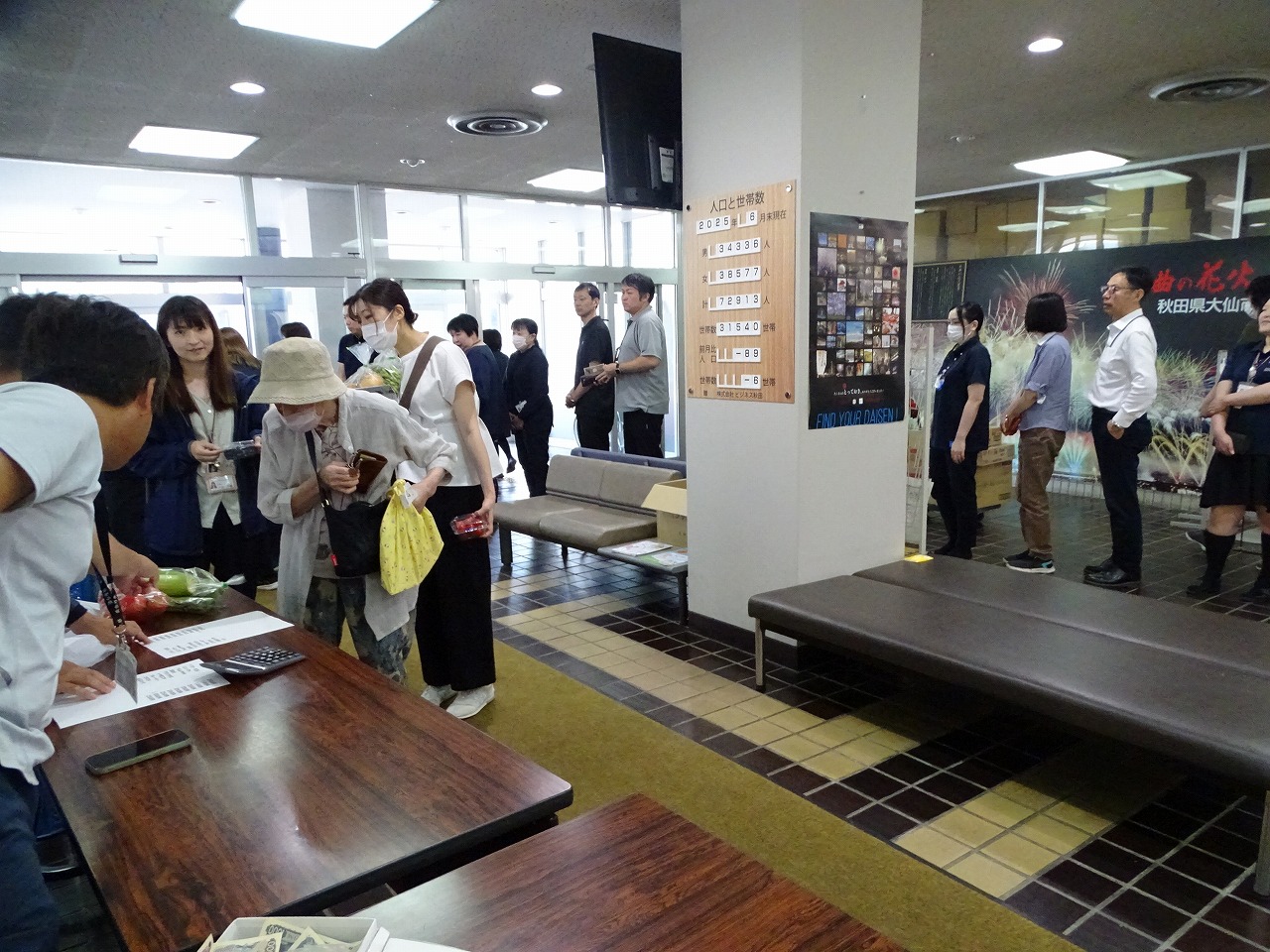 販売会を前に長蛇の列が出来ている様子