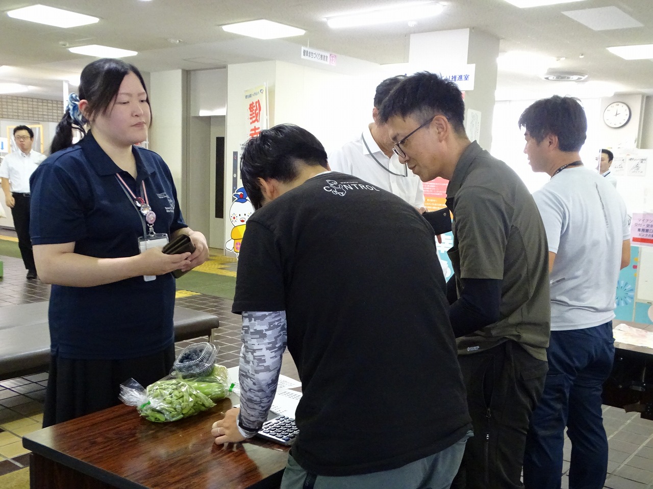 購入金額を計算している研修生