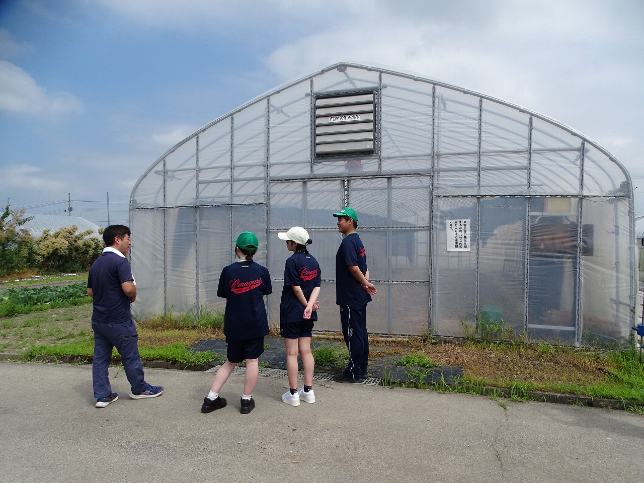 研修生からほ場の説明を受ける大農生