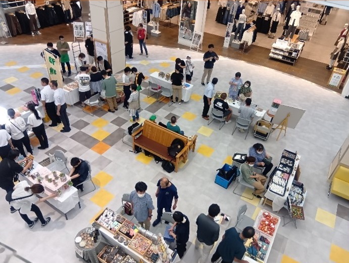 マルシェ（販売）の様子、大曲支援学校を含む8事業所のブースが設置されている