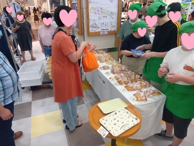 サンワーク大曲販売ブース、事業所利用者の方々が店頭に立ち、接客している