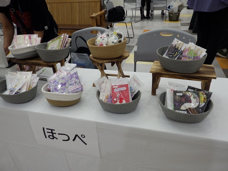 ほっぺの販売ブース、ビーズストラップ、作業小物など展示