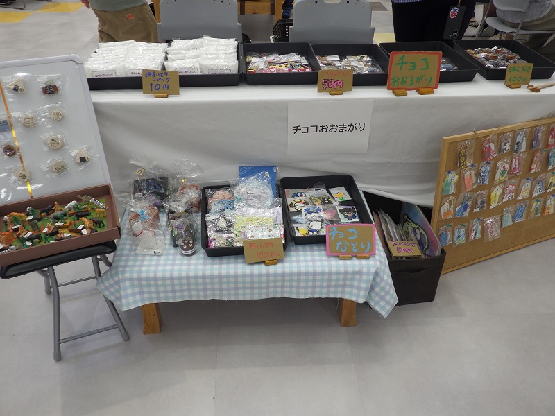 チョコおおまがりの販売ブース、木工製品、手芸品などが並んでいる