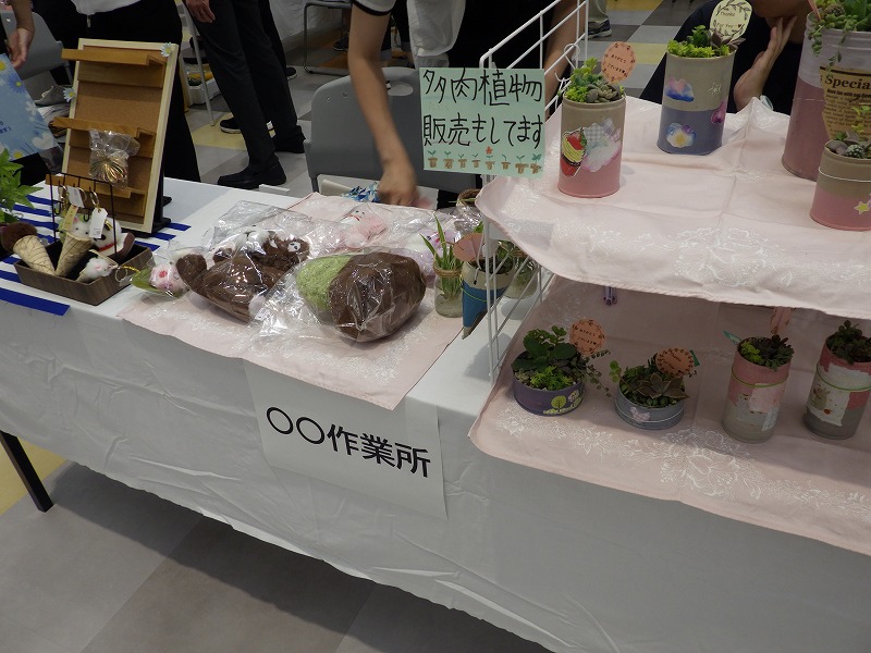 ○○作業所の販売ブース、小物雑貨、多肉植物などが並んでいる