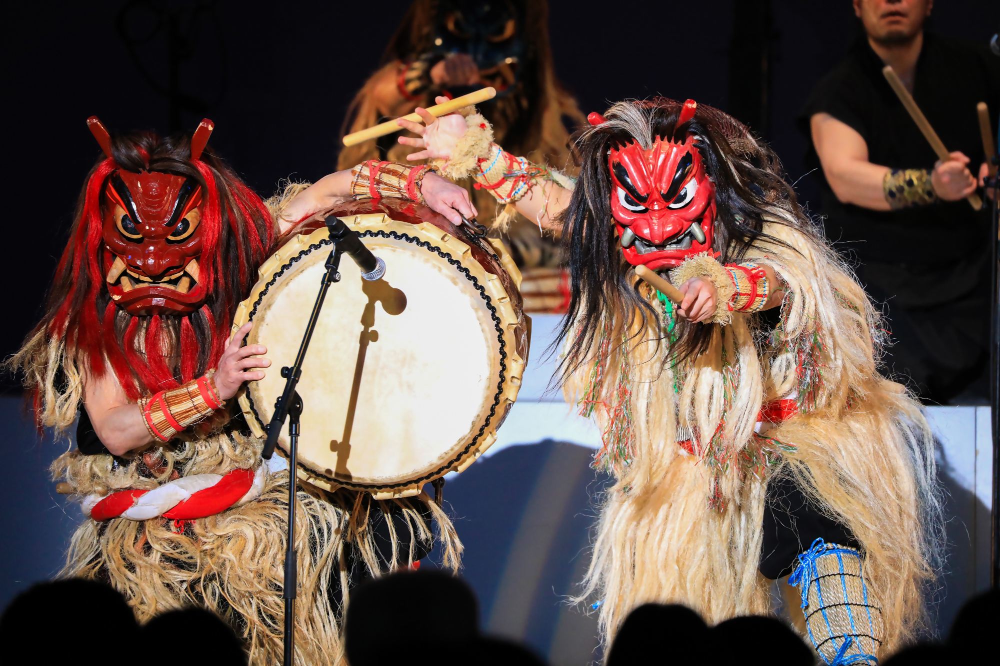 なまはげ郷神楽（さとがぐら）の様子、なまはげが太鼓を叩きながら演舞