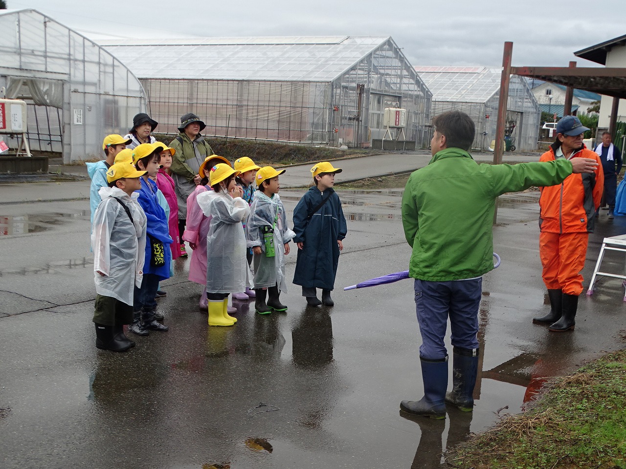 研修施設職員の話を聞く小学生