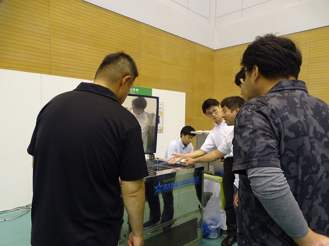 急速冷凍できる機械に興味深々な研修生