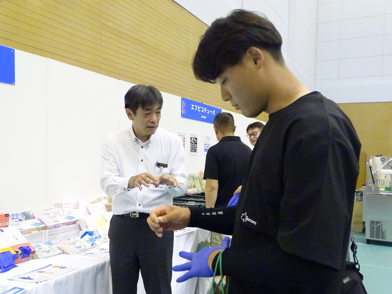 使い捨てゴム手袋をはめてみる研修生