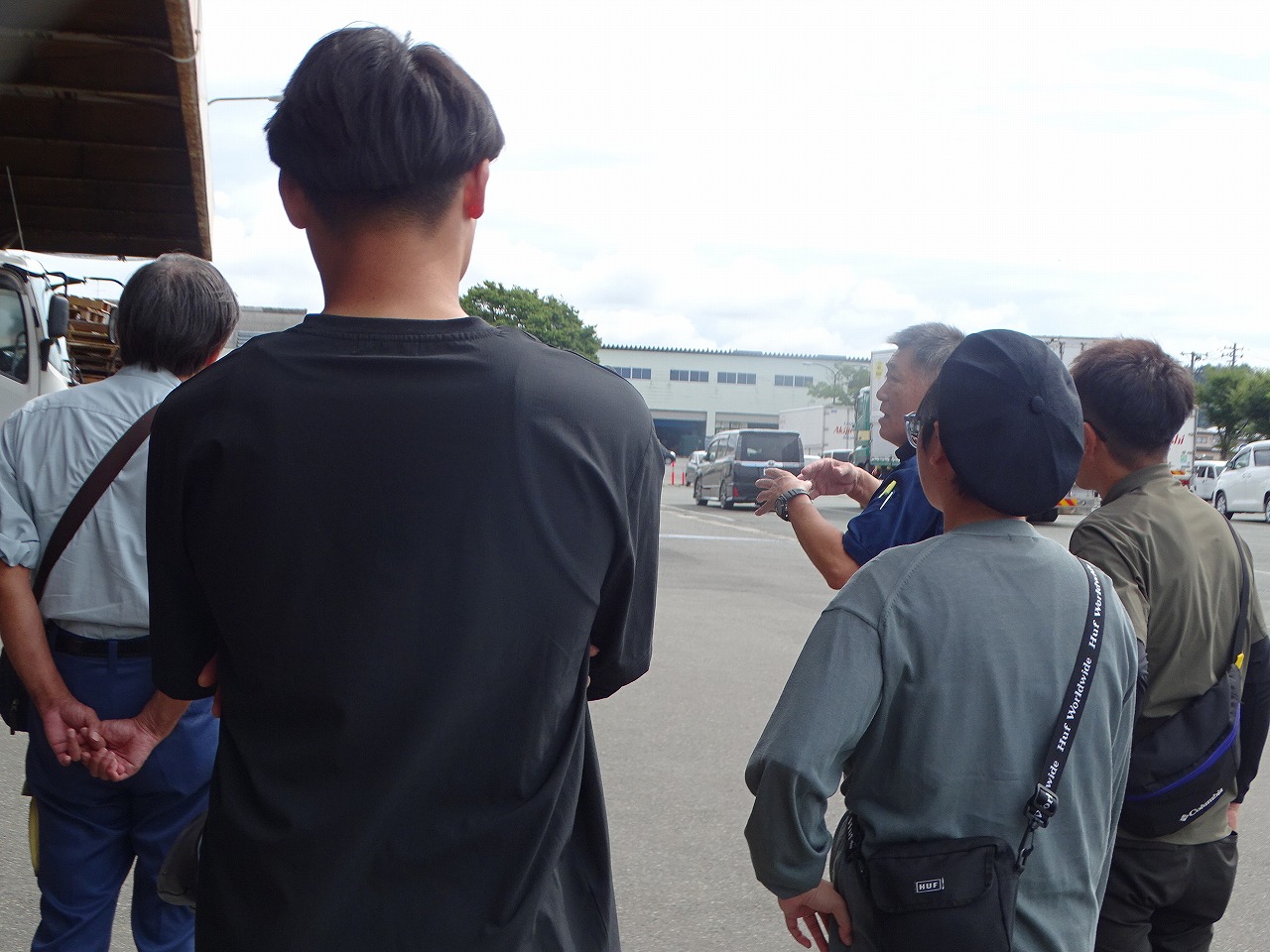 市場を見学する研修生