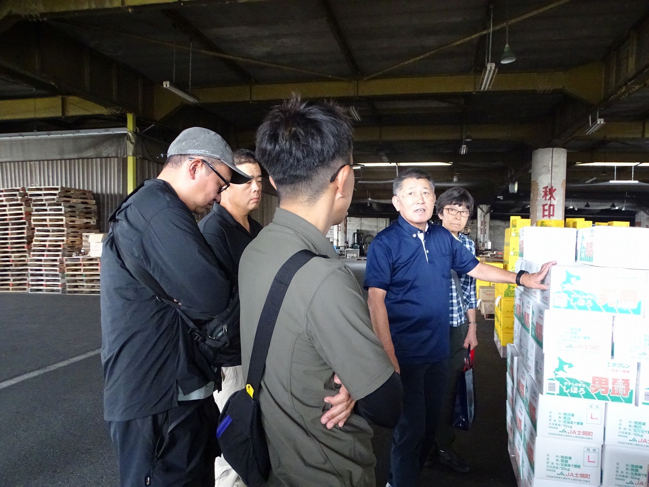 市場職員の話を聞く研修生