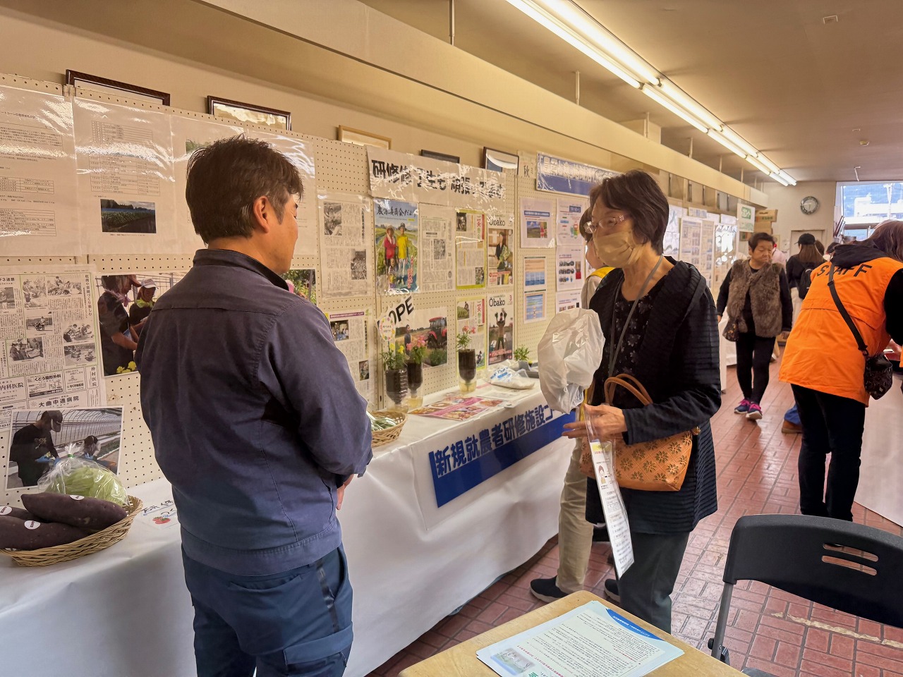 研修施設について説明する職員