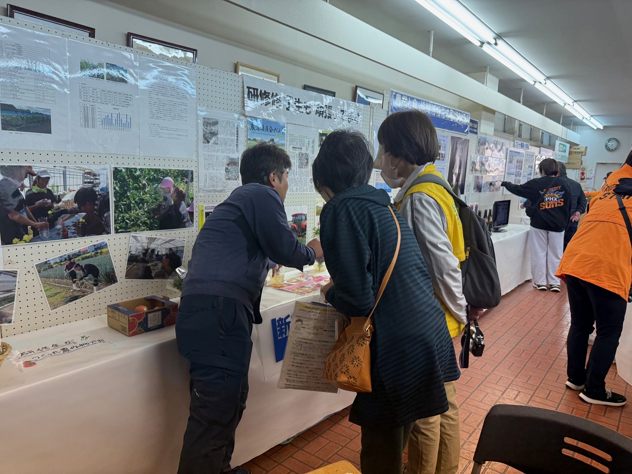 ペットボトルプランターに興味津々な来場者