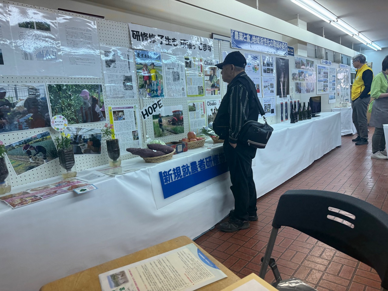 掲示物を熱心に読む来場者