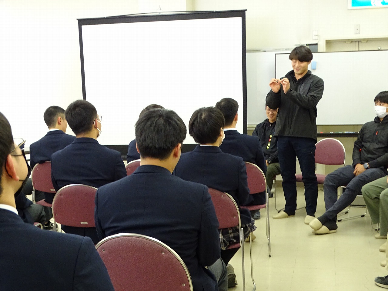 高校生に研修していて楽しかったことを話す研修生