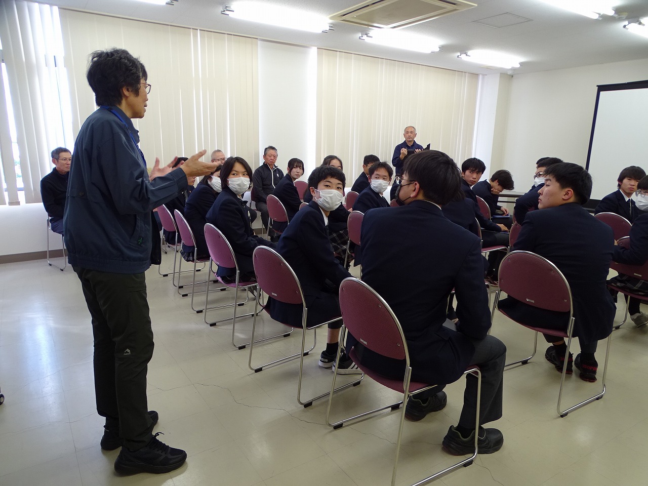 高校生に説明する所長