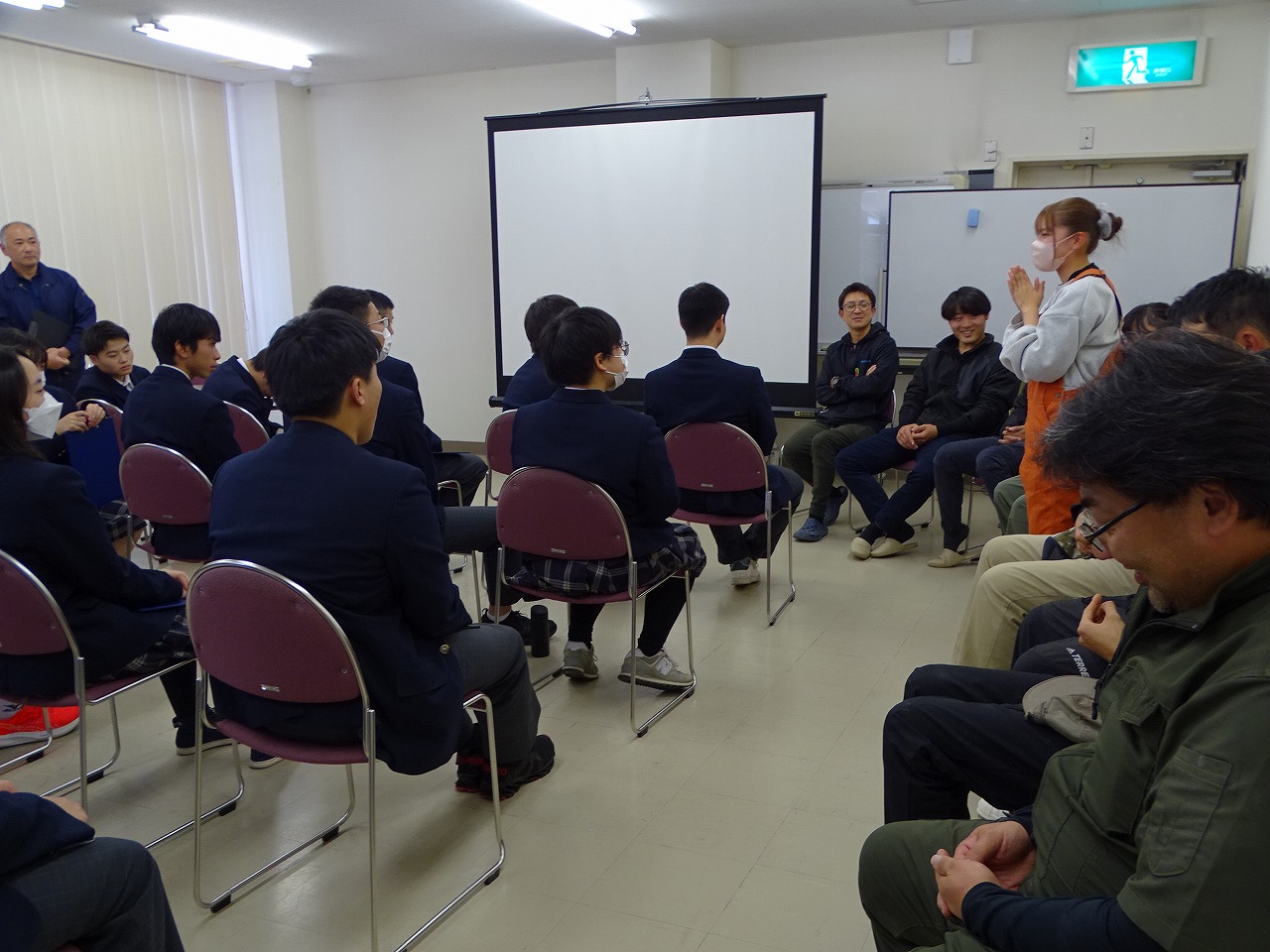 高校生からの質問に答える研修生