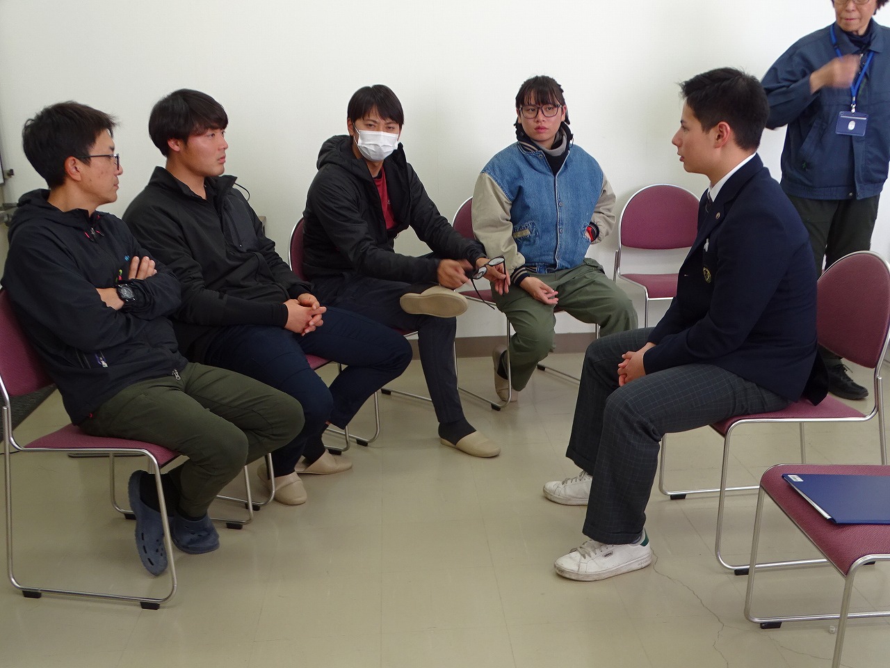 高校生と話をする研修生