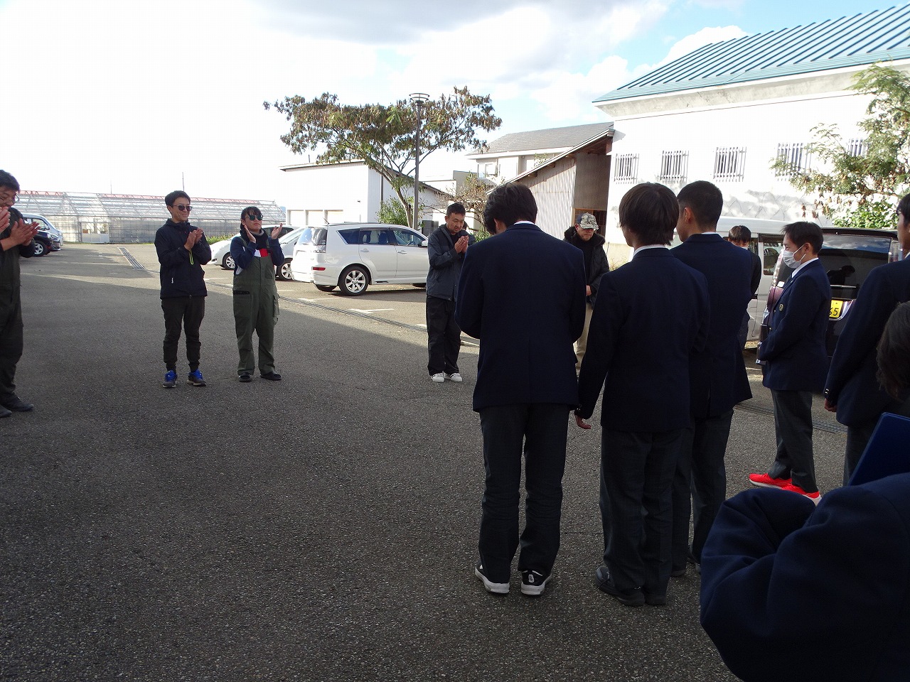 高校生と交流する研修生