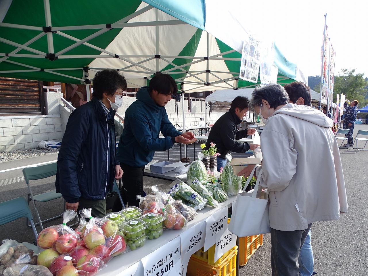 お客さんの対応をする研修生