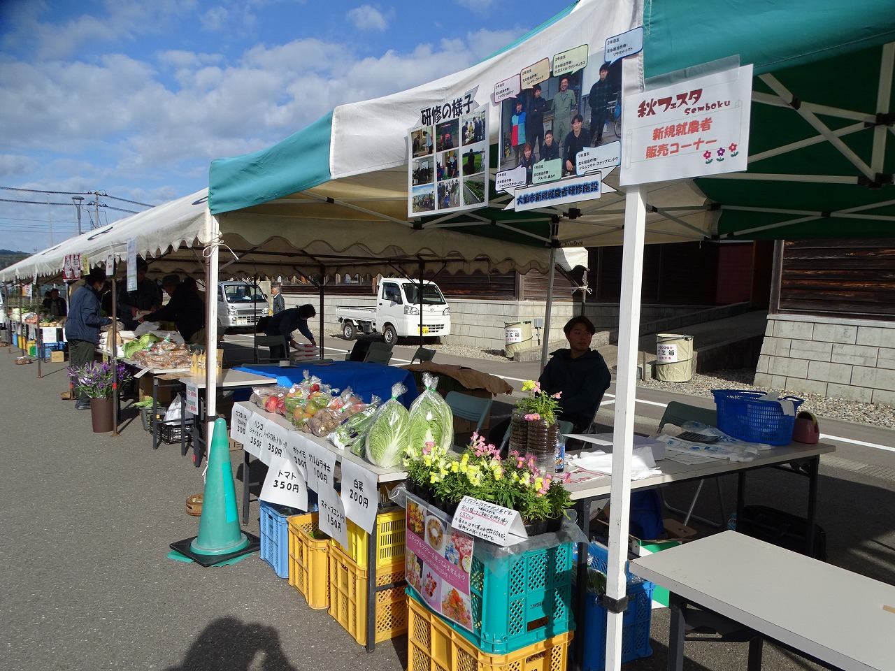 農産物販売や研修の様子の写真を展示している新規就農者研修施設ｺｰﾅｰ