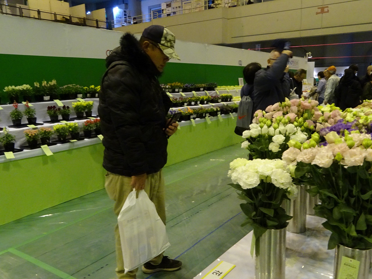 出品されているトルコの写真を撮る研修生