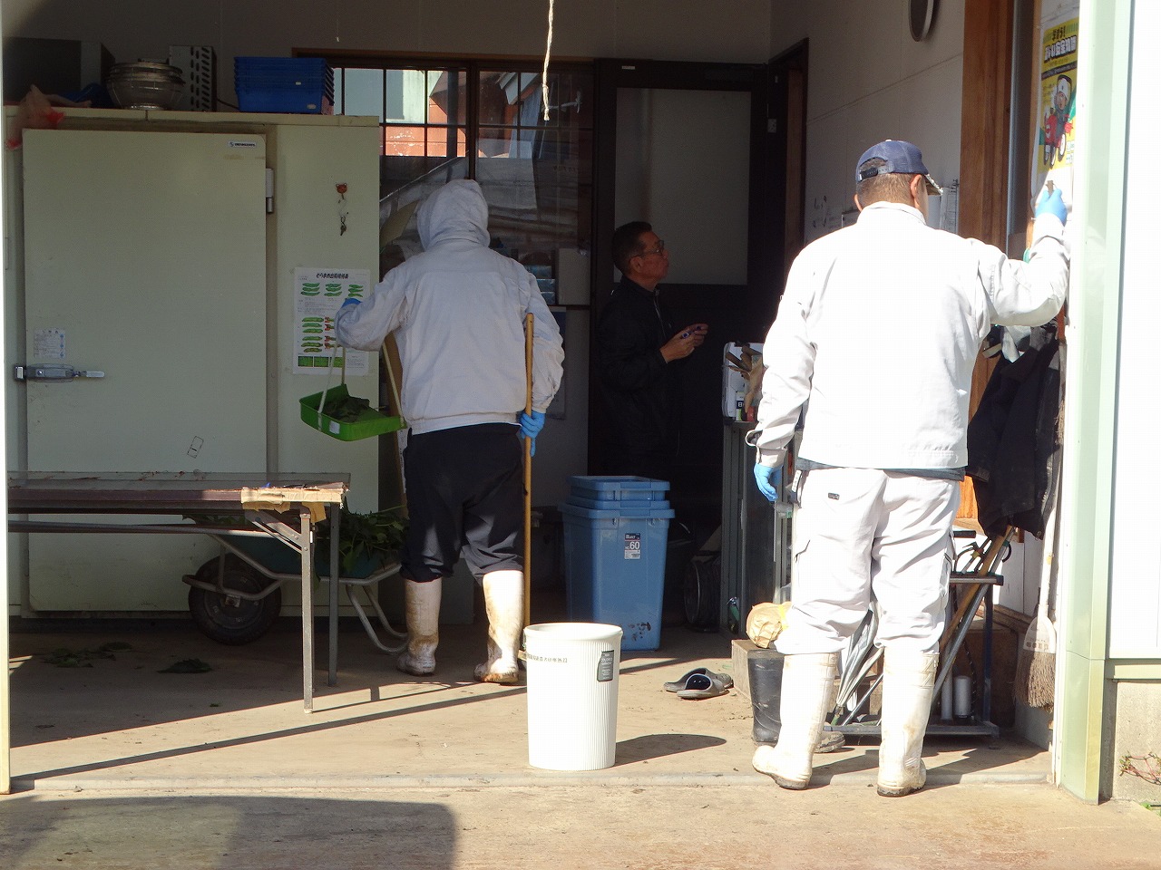 調整室の片付けをする研修生