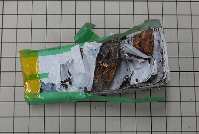 発火により焼け焦げた小型充電式電池のサンプル写真