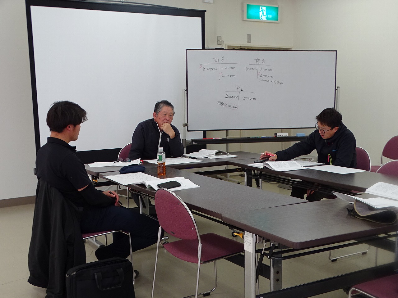 指導員から農業簿記を学ぶ研修生