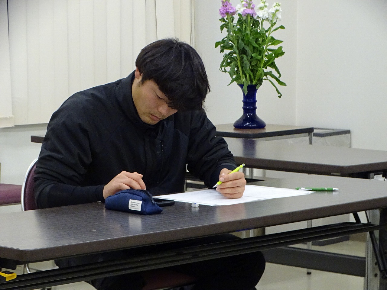 過去問に取り組む研修生