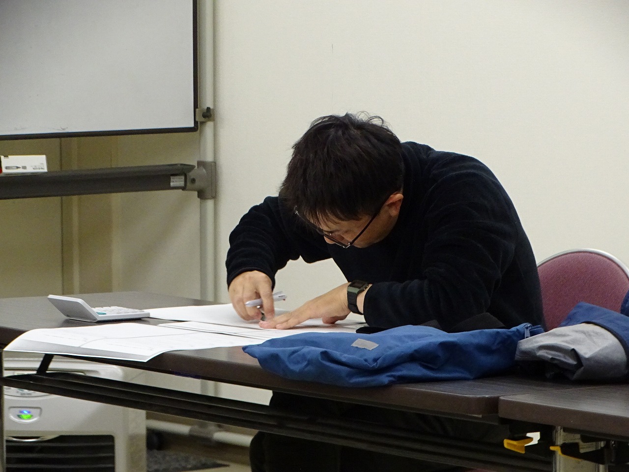 一生懸命問題を解く研修生