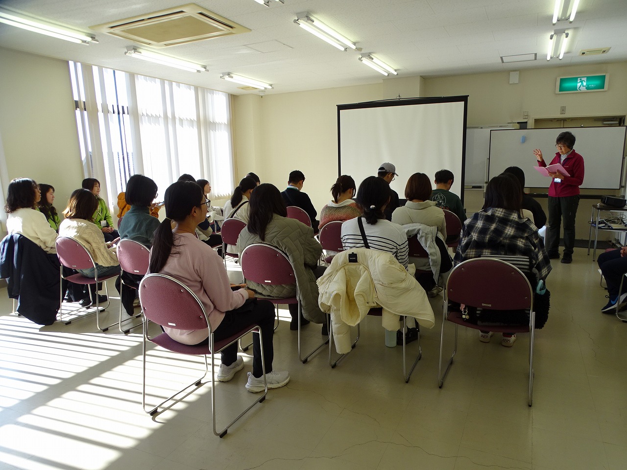 研修施設の説明を聞く台湾の学生