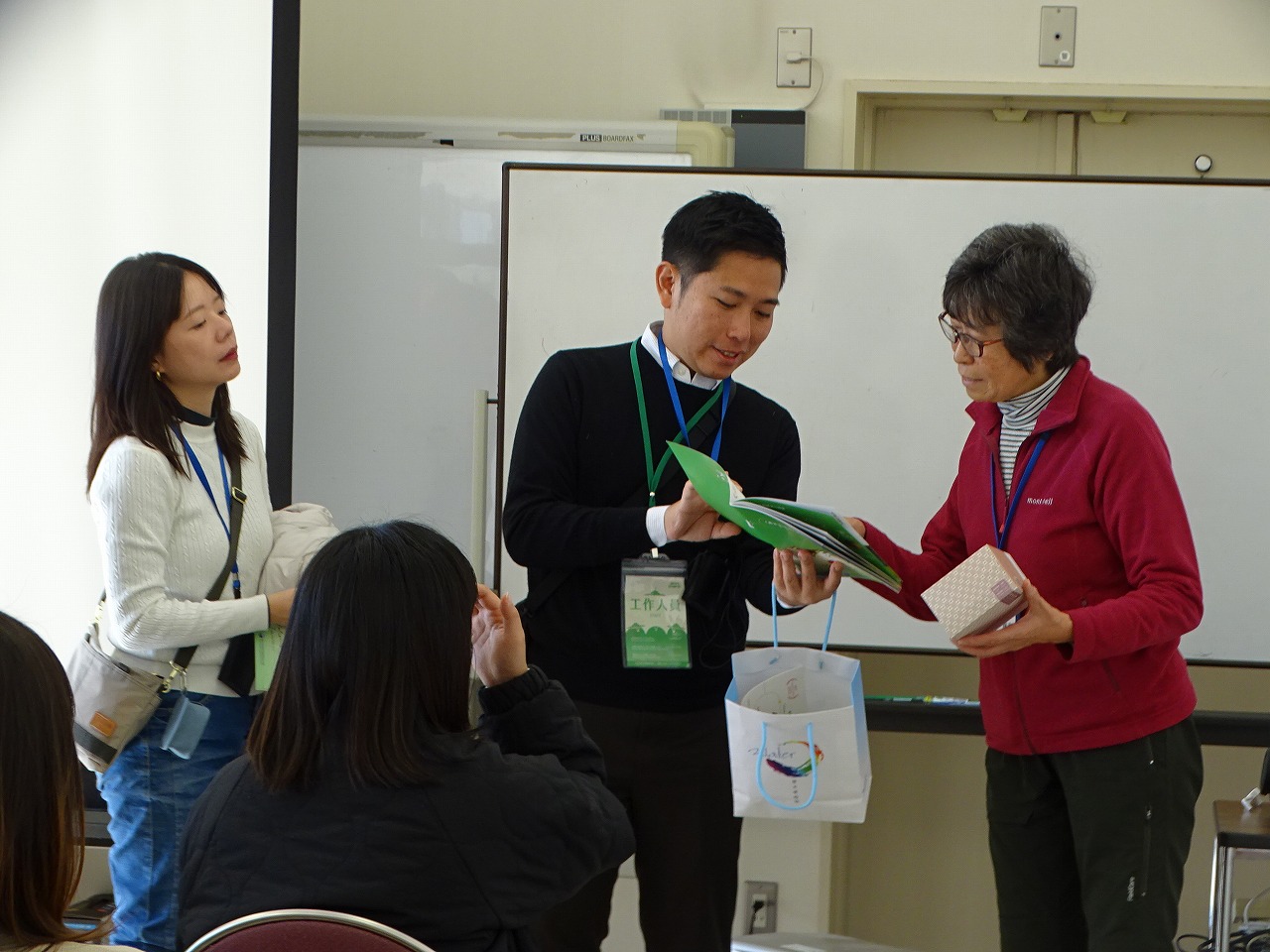 引率の先生から説明を受ける所長