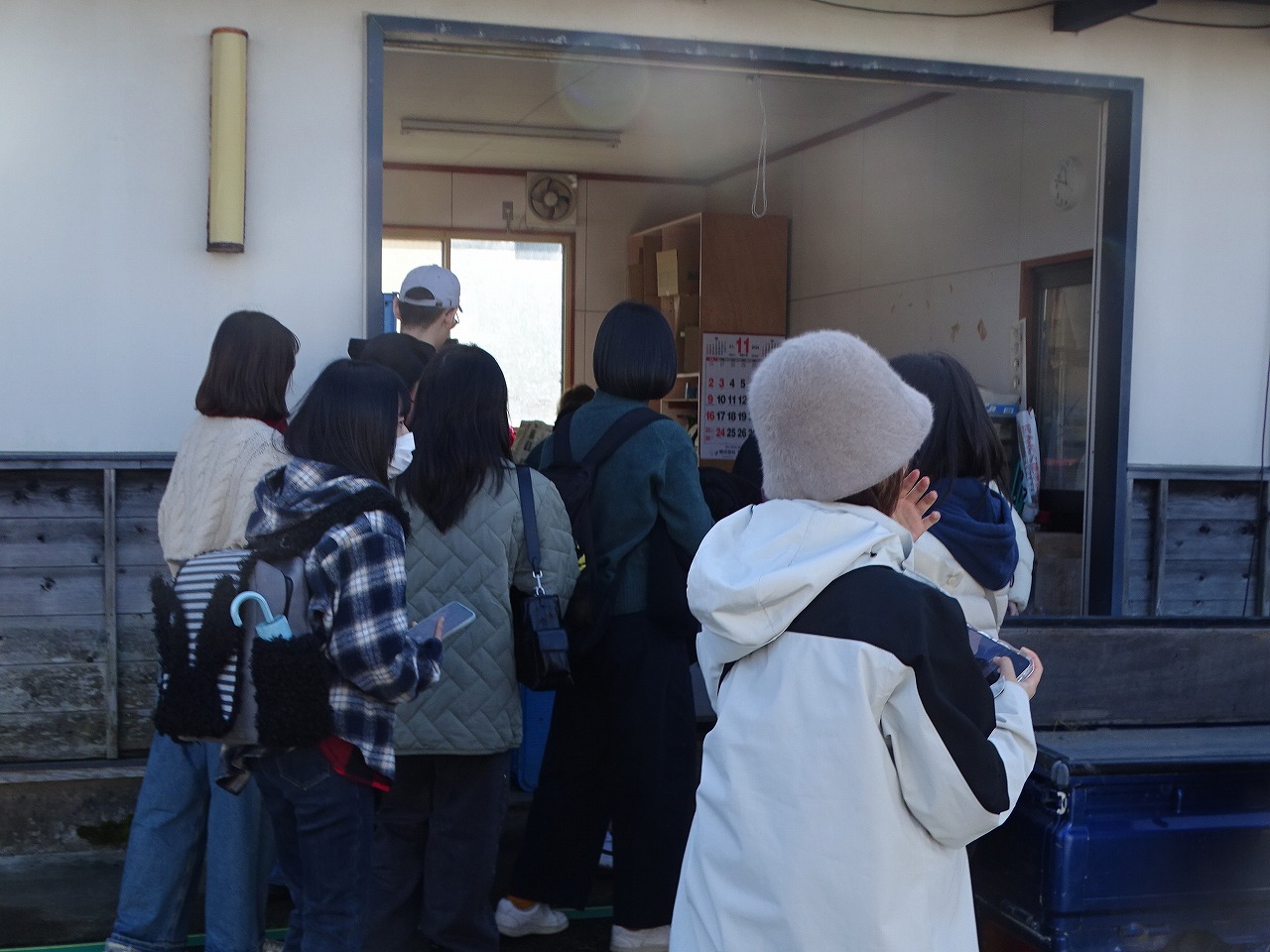 調整施設を視察する学生たち