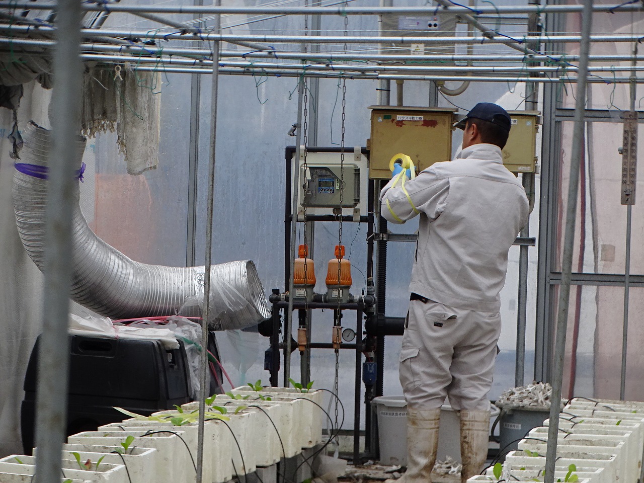 温風機のダクト設置する研修生