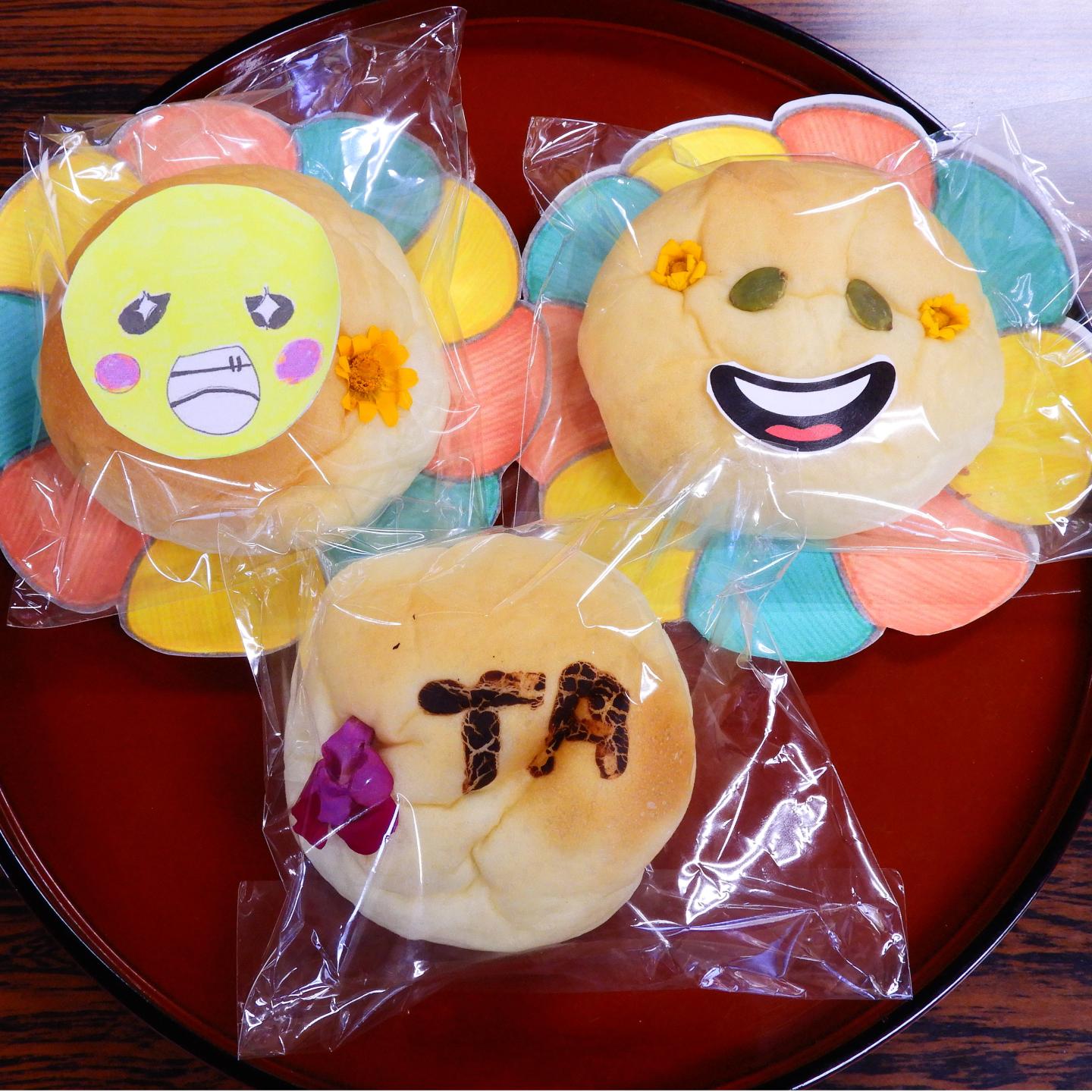 エディブルフラワーを太田中学校のマスコットキャラ「モニ花」の顔として使ったパン