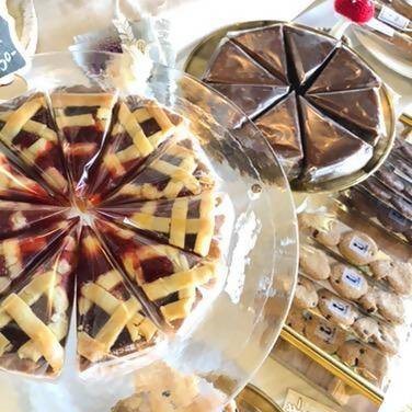 色々なケーキや焼き菓子の写真