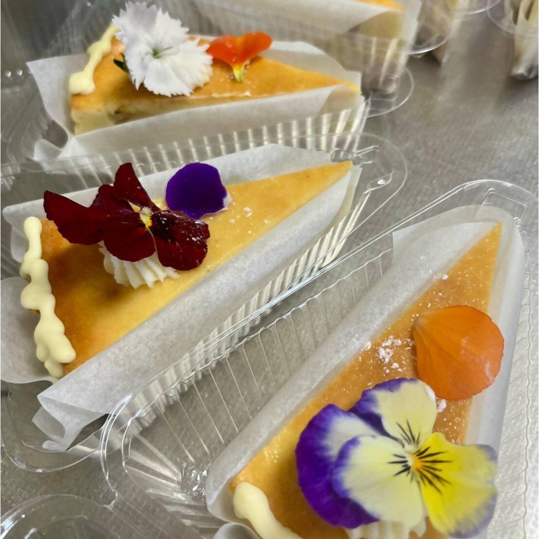 エディブルフラワーをのせたケーキ