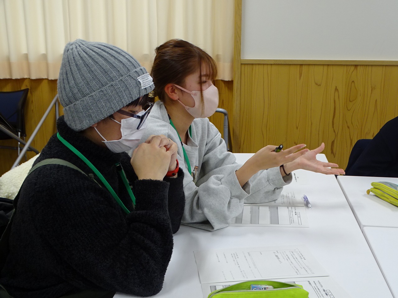 大農生にアドバイスをする研修生