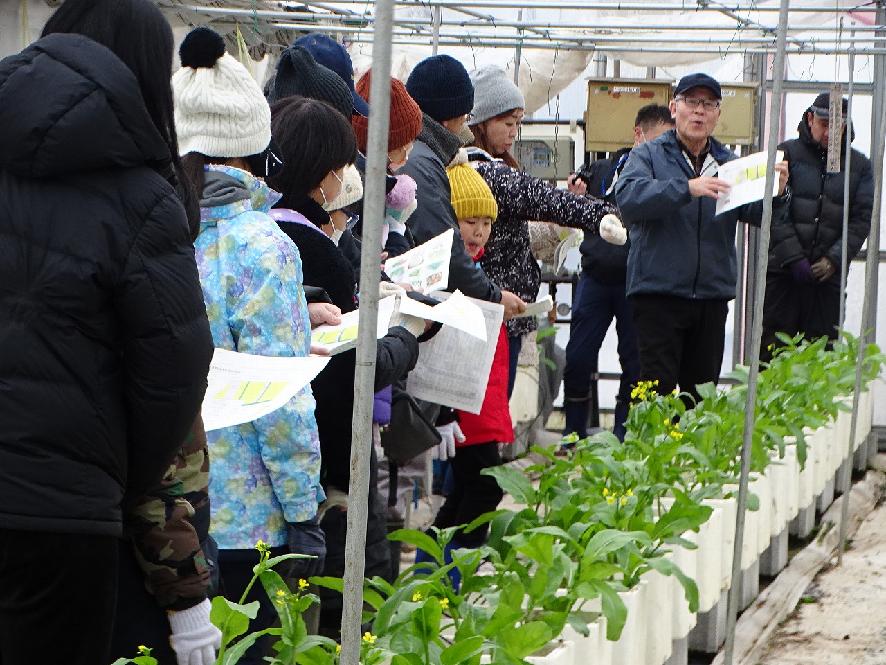 研修施設の説明を聞く親子たち