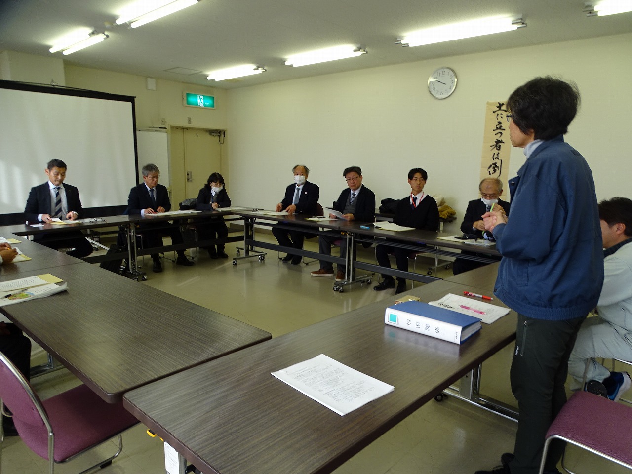 研修施設について説明をする所長