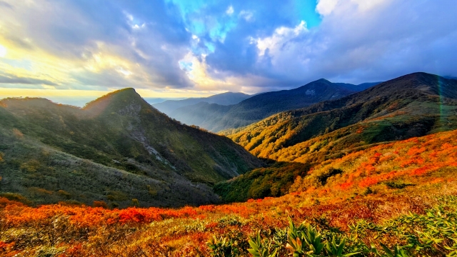 山の紅葉と夕日のマリアージュ