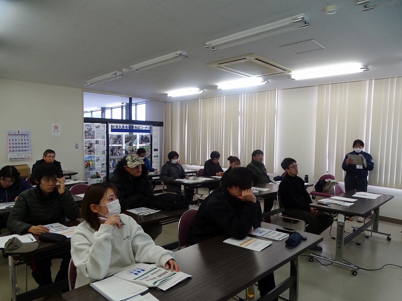 多くの研修参加者が真剣に講義をきいている