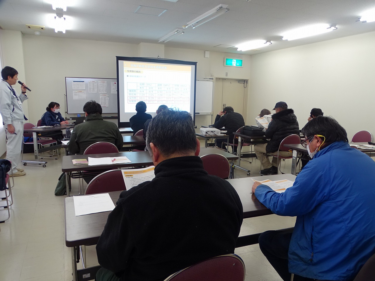 スクリーンに映し出された資料を見ながら講師の話をきく参加者