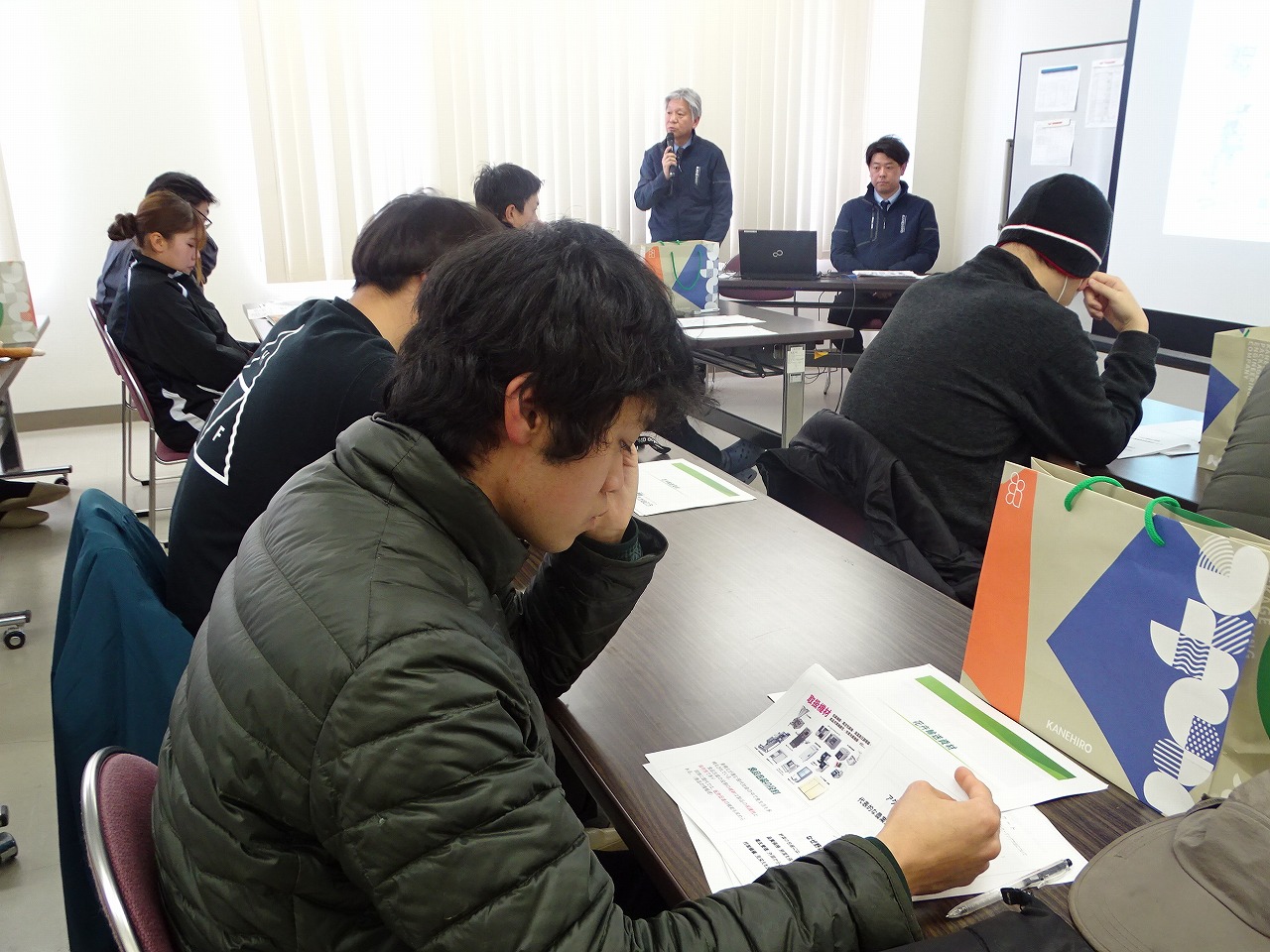 梱包資材について資料を読む研修生