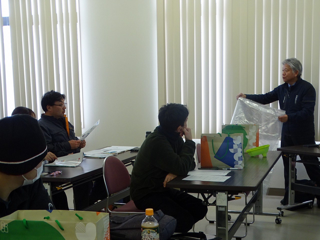 担当者が紹介する資材を見る研修生